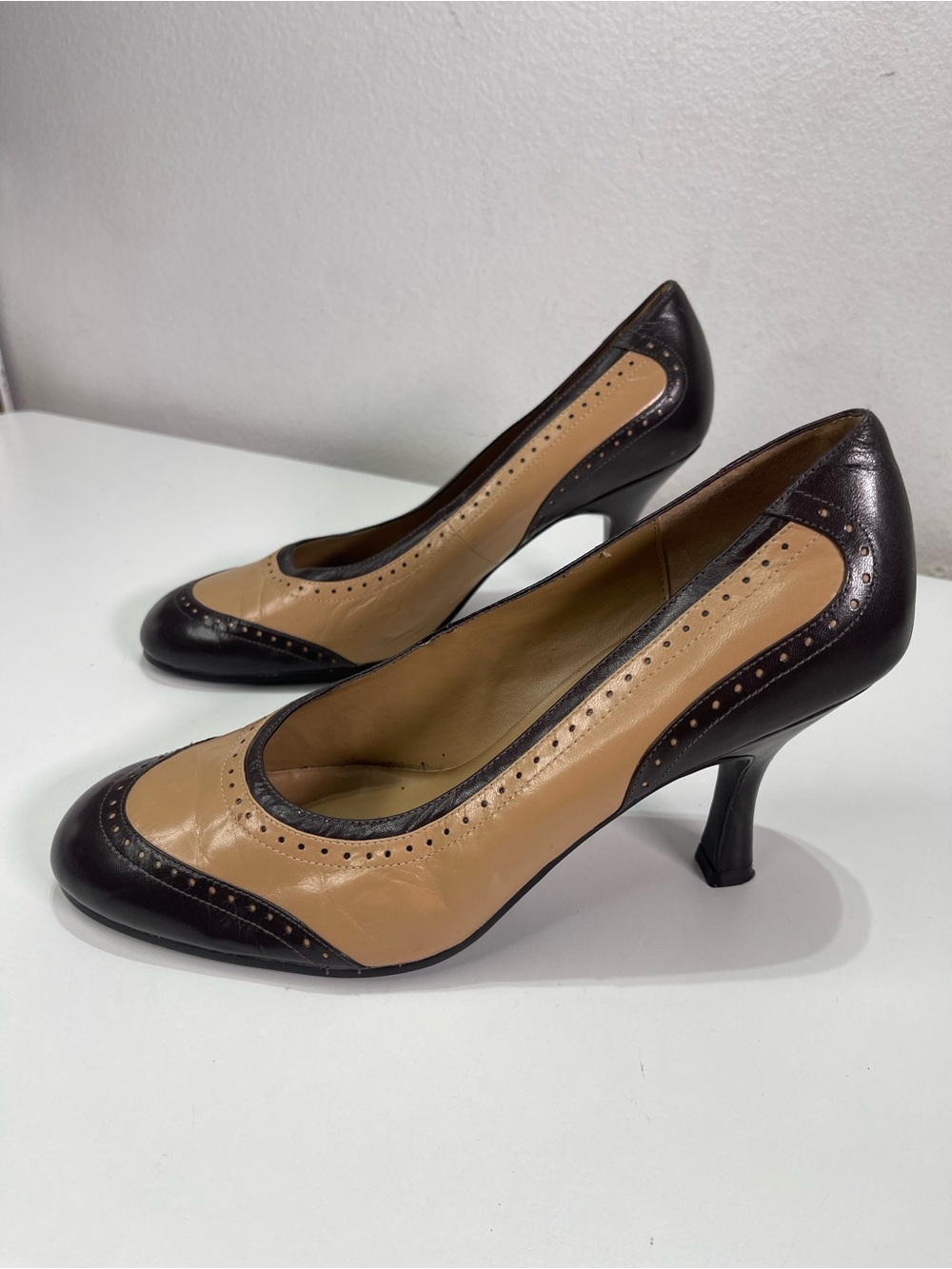 Karen Scott Leather Saddle Pump Heels Retro Pinup Women 8.5 M Two Tone Academia